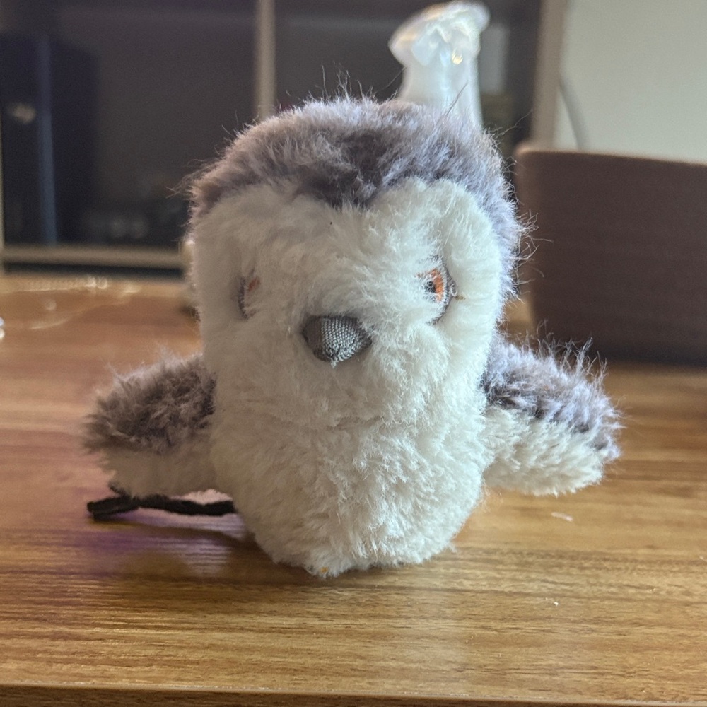 Rechargeable toy that chirps and flaps its wings, can be taken off and washed
